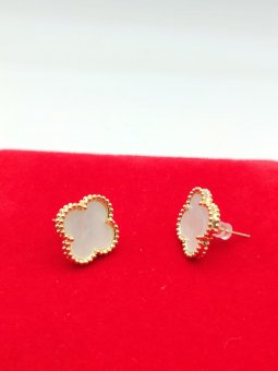 Cercei White Trifoi cu surub placati cu aur 14k
